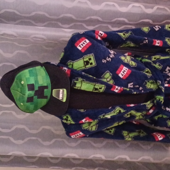 Minecraft TNT Creeper Robe & Cap - Picture 2 of 8